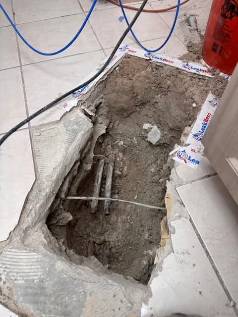 Losa de concreto abierta para exponer y reparar tuberías de plomería subterráneas