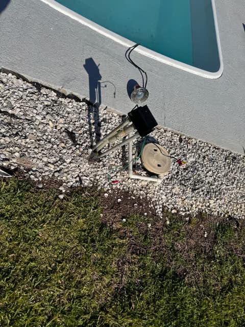 Equipo de piscina y caja eléctrica montados cerca de una piscina