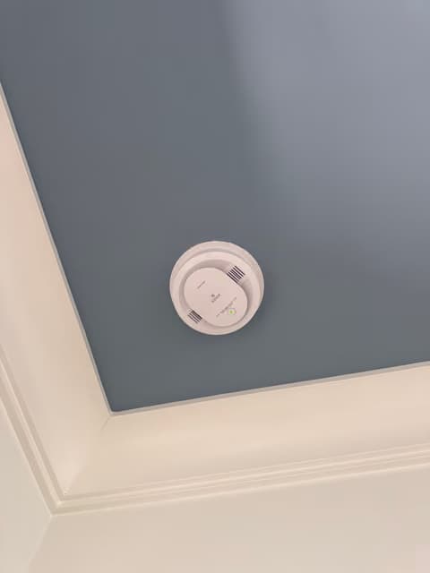 Detector de humo instalado en el techo de una habitación