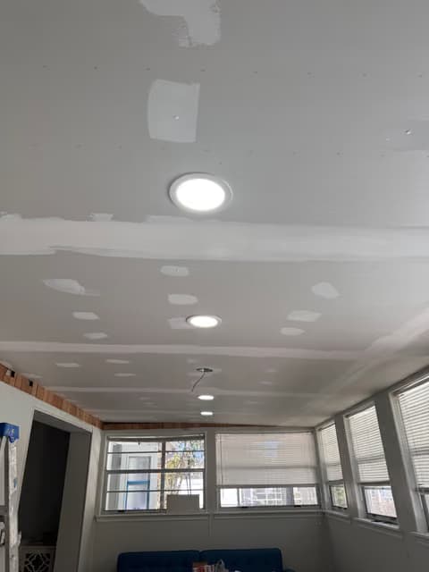Iluminación empotrada instalada en el techo de un pasillo