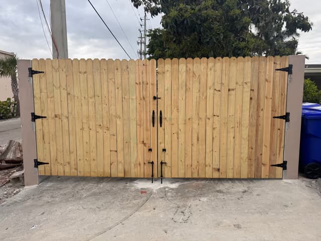 Nueva puerta de privacidad de madera instalada en una casa