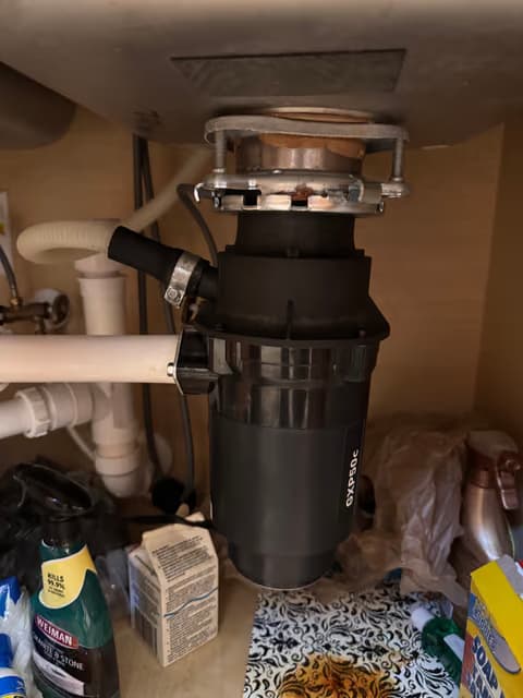 Triturador de basura instalado bajo el fregadero de una cocina