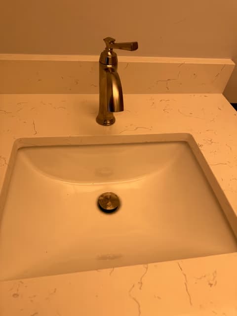 Lavabo de baño con un nuevo grifo de bronce instalado