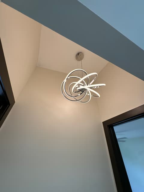Lámpara de pared decorativa tipo escultura de alambre instalada