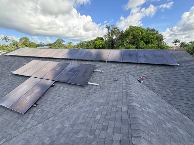 Paneles solares siendo instalados en un techo