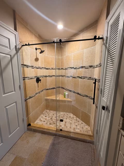 Ducha de azulejo con puerta corrediza tipo granero de vidrio