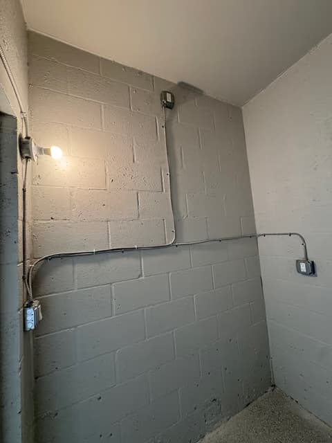 Pared de bloque interior cableada para un nuevo tomacorriente