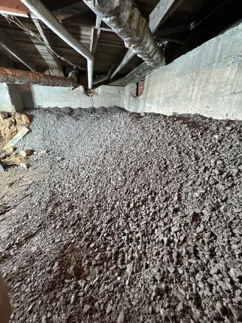Área de cimientos con grava y trabajo estructural de soporte en progreso