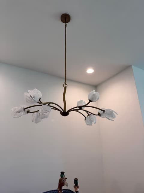 Candelabro escultural estilo rama instalado en una entrada