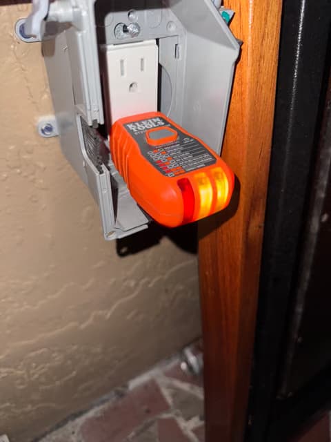 Medidor eléctrico exterior y caja de desconexión montados en una pared