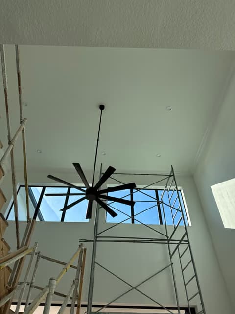 Ventilador de techo grande instalado en un techo abovedado con andamio aún en su lugar