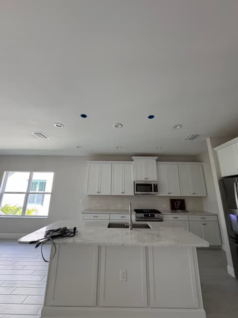 Gabinetes de cocina blancos siendo instalados durante una renovación