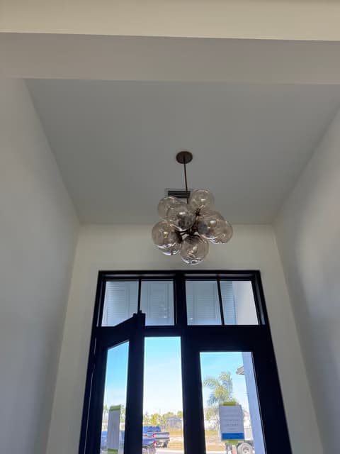 Nicho de ventana en arco alto con un candelabro instalado