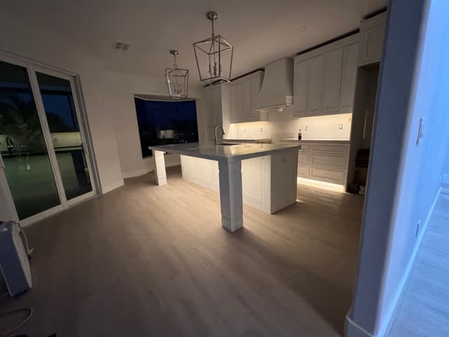 Cocina y sala de concepto abierto con nuevo piso de madera