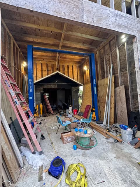Trabajo de estructura y enmarcado en progreso en un garaje o ampliación de casa