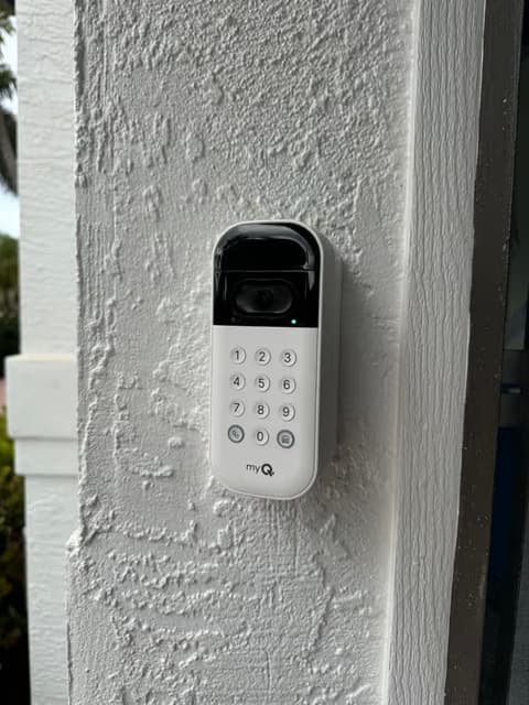 Timbre de video inteligente instalado en una puerta principal